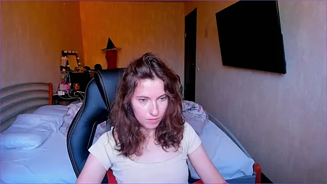 Agata in Wonderland online show from October 2025 08:01:01 AM