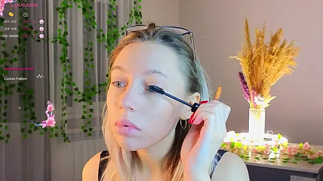 NyxaThorn online show from December 2025 02:44:02 PM