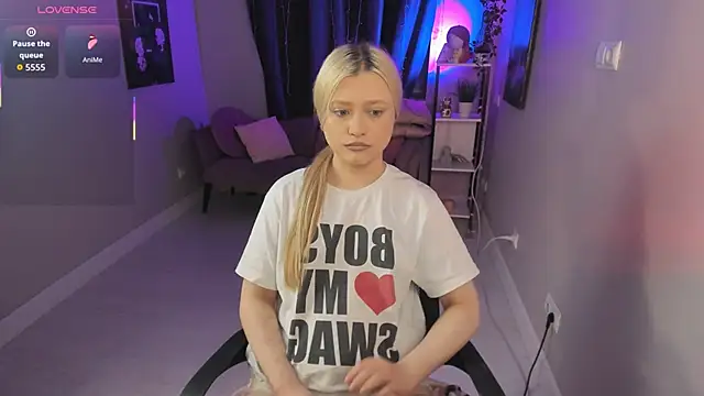 Millie Vanillies online show from October 2025 08:18:01 PM