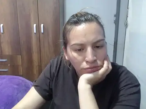 Snapshot of cloequeen15 chatting on November 2025 03:33:01 PM cloequeen15 online show from November 2025 03:33:01 PM