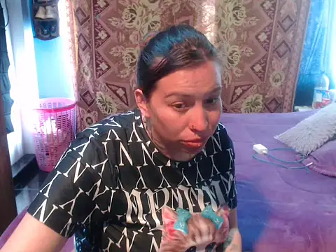 Snapshot of cloequeen15 chatting on April 2026 04:45:02 PM cloequeen15 online show from April 2026 04:45:02 PM