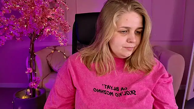 Snapshot of SladaDell chatting on September 2025 05:12:01 AM SladaDell online show from September 2025 05:12:01 AM