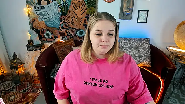 Snapshot of SladaDell chatting on October 2025 05:17:01 AM SladaDell online show from October 2025 05:17:01 AM