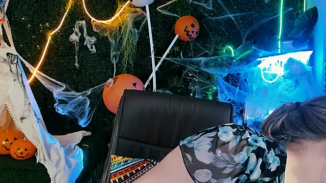 Snapshot of SladaDell chatting on October 2025 05:10:01 AM SladaDell online show from October 2025 05:10:01 AM