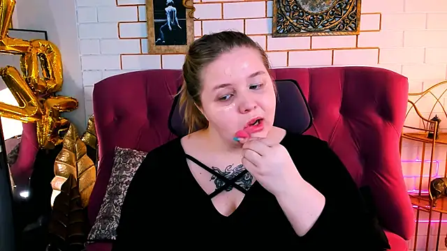 Snapshot of SladaDell chatting on December 2025 09:18:01 AM SladaDell online show from December 2025 09:18:01 AM