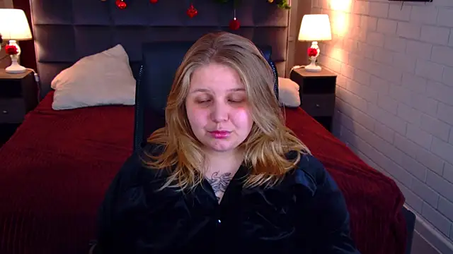 Snapshot of SladaDell chatting on December 2025 01:17:02 PM SladaDell online show from December 2025 01:17:02 PM