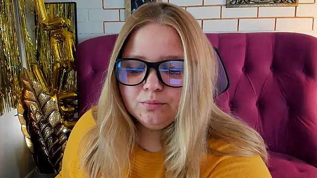 Snapshot of SladaDell chatting on March 2026 09:16:01 AM SladaDell online show from March 2026 09:16:01 AM