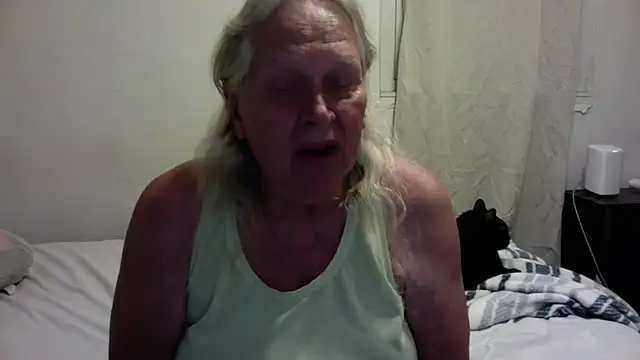 Snapshot of OldLadySara chatting on October 2025 12:33:02 AM OldLadySara online show from October 2025 12:33:02 AM