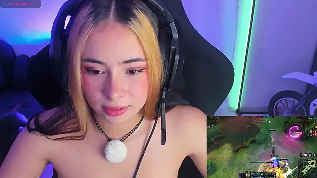 Snapshot of Aishelyng chatting on October 2025 05:08:02 AM Aishelyng online show from October 2025 05:08:02 AM