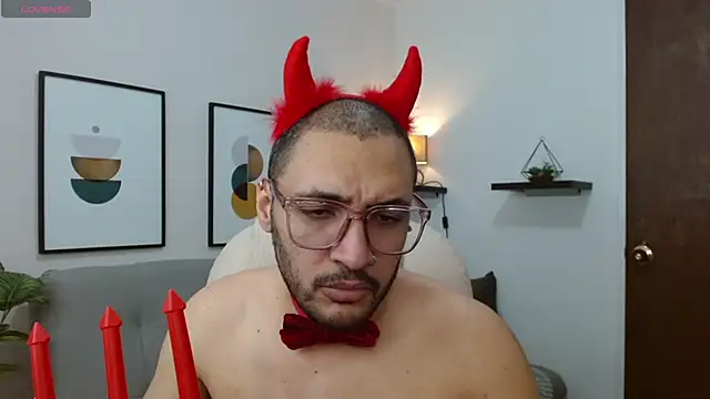 Snapshot of __Damian___ chatting on October 2025 12:00:01 AM Damian online show from October 2025 12:00:01 AM