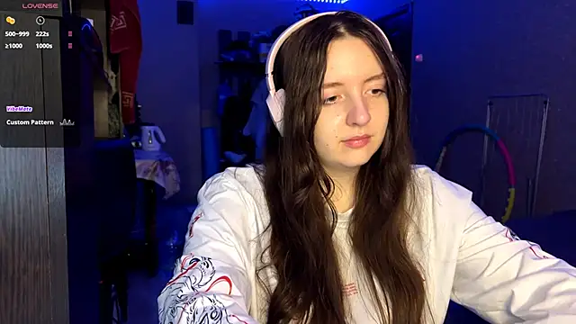 LauretteRagar online show from November 2025 05:47:02 PM