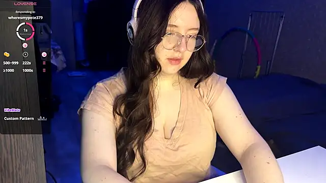 LauretteRagar online show from November 2025 06:19:02 PM