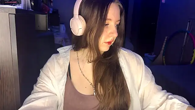 LauretteRagar online show from November 2025 06:18:01 PM