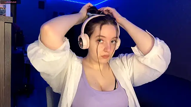 LauretteRagar online show from December 2025 05:32:01 PM