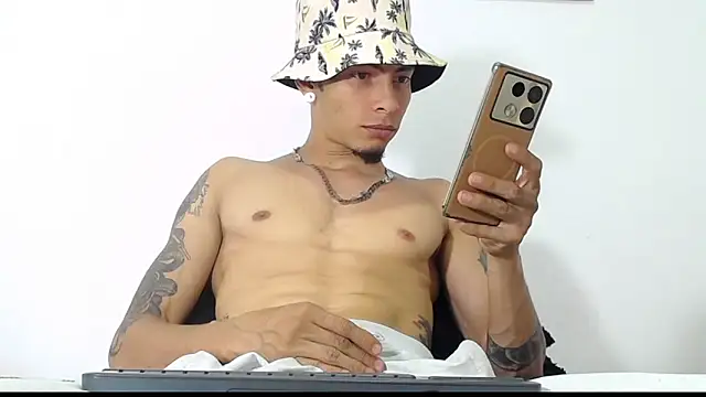 Snapshot of Daniel_laverde chatting on October 2025 07:16:01 PM Daniel laverde online show from October 2025 07:16:01 PM