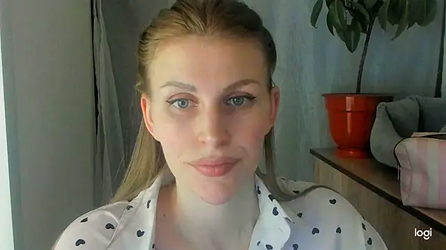 JuliaMuuun online show from June 2026 08:57:02 PM