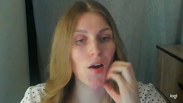 JuliaMuuun online show from June 2026 08:42:01 PM