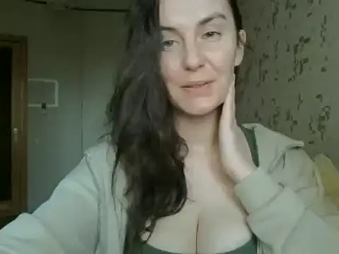 Snapshot of KatalinaQE chatting on October 2025 08:33:01 AM KatalinaQE online show from October 2025 08:33:01 AM