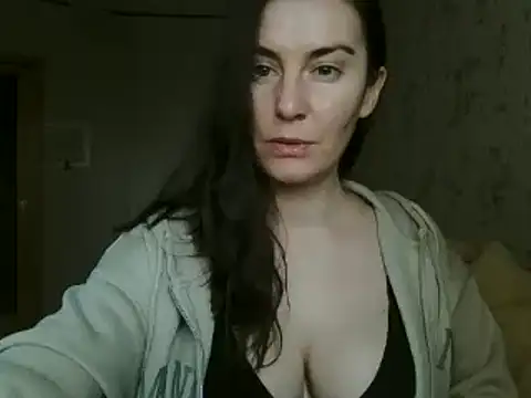 Snapshot of KatalinaQE chatting on October 2025 09:18:01 AM KatalinaQE online show from October 2025 09:18:01 AM