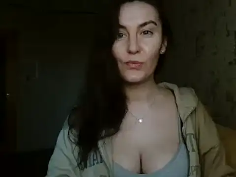 Snapshot of KatalinaQE chatting on October 2025 06:04:01 AM KatalinaQE online show from October 2025 06:04:01 AM