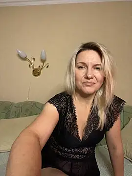 AliceSwan4011 online show from October 2025 03:53:01 AM