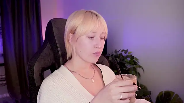 Snapshot of CinBellamy chatting on October 2025 06:32:02 AM CinBellamy online show from October 2025 06:32:02 AM