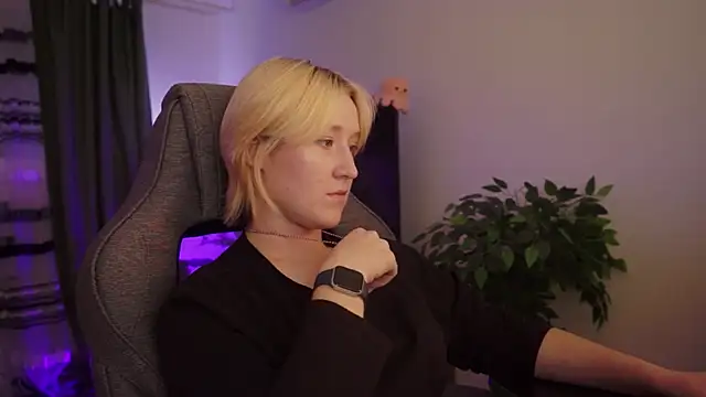 Snapshot of CinBellamy chatting on November 2025 06:03:02 AM CinBellamy online show from November 2025 06:03:02 AM