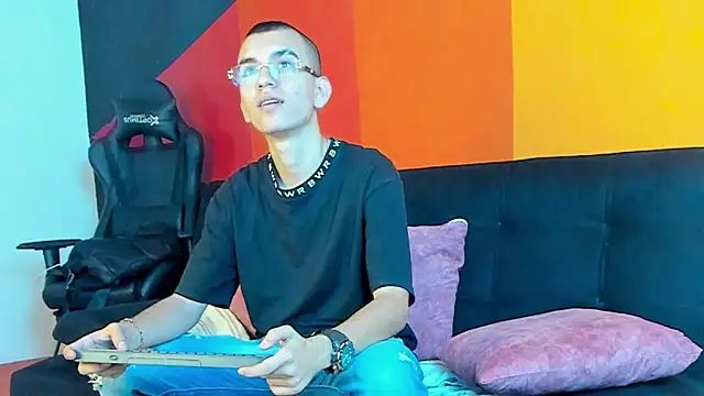 RowanCley online show from September 2025 02:09:02 PM