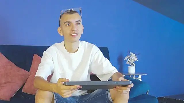 RowanCley online show from October 2025 12:56:02 PM