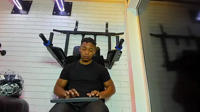 ItaloMoore online show from November 2025 11:13:01 AM