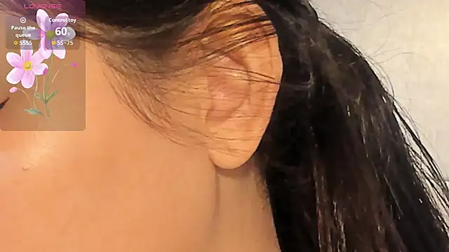 Snapshot of VioletHilton chatting on October 2025 07:29:02 PM VioletHilton online show from October 2025 07:29:02 PM