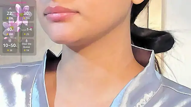 Snapshot of VioletHilton chatting on October 2025 06:43:01 PM VioletHilton online show from October 2025 06:43:01 PM