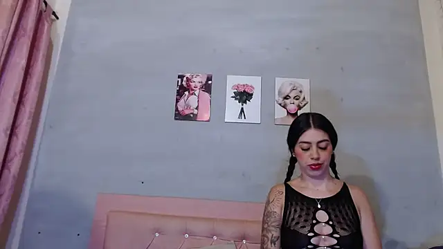 Snapshot of Olivia_Spear chatting on September 2025 01:46:01 PM Olivia Spear online show from September 2025 01:46:01 PM