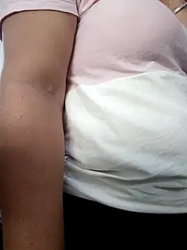 Mia-Glow online show from October 2025 03:25:02 PM