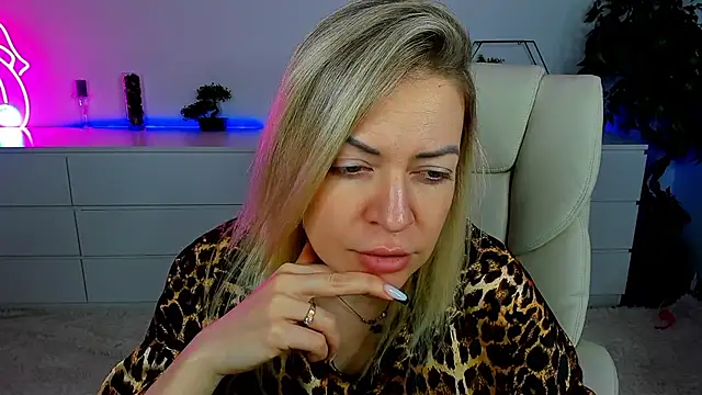 Snapshot of Anna_Snows chatting on October 2025 05:37:02 AM Anna Snows online show from October 2025 05:37:02 AM