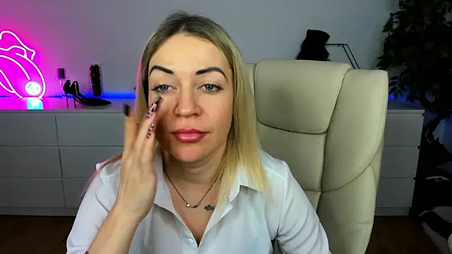 Snapshot of Anna_Snows chatting on December 2025 06:46:02 PM Anna Snows online show from December 2025 06:46:02 PM