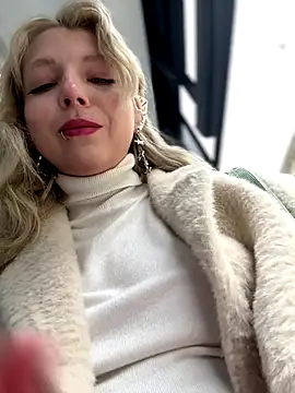 Snapshot of EveLittleSinner chatting on October 2025 08:46:02 AM EveLittleSinner online show from October 2025 08:46:02 AM