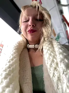 Snapshot of EveLittleSinner chatting on October 2025 08:58:01 AM EveLittleSinner online show from October 2025 08:58:01 AM