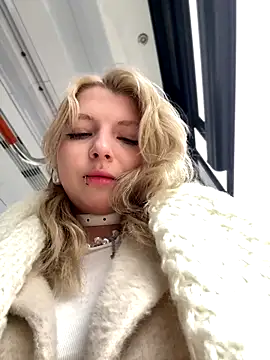 Snapshot of EveLittleSinner chatting on October 2025 09:09:02 AM EveLittleSinner online show from October 2025 09:09:02 AM