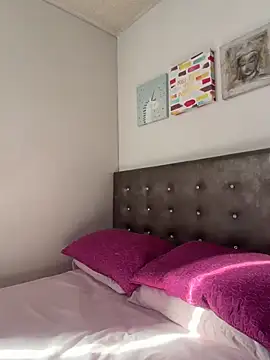 Ashleyroberst online show from June 2026 12:33:01 PM