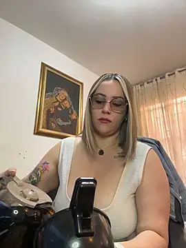 Snapshot of CurvyLust_x chatting on July 2026 01:10:02 PM CurvyLust x online show from July 2026 01:10:02 PM