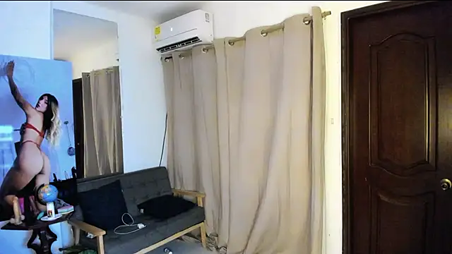 Snapshot of zou_quira chatting on February 2026 01:33:02 PM zou quira online show from February 2026 01:33:02 PM