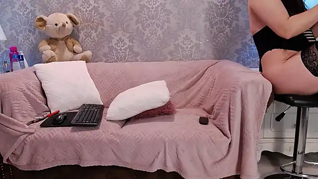 Snapshot of Ella_Raven chatting on April 2026 05:25:01 AM Ella Raven online show from April 2026 05:25:01 AM