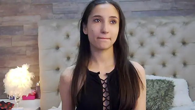 Snapshot of CarolinaBlair chatting on September 2025 04:40:02 AM CarolinaBlair online show from September 2025 04:40:02 AM