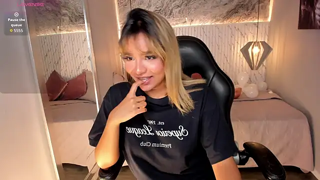 Snapshot of Emilly_mell chatting on October 2025 11:57:02 AM Emilly mell online show from October 2025 11:57:02 AM