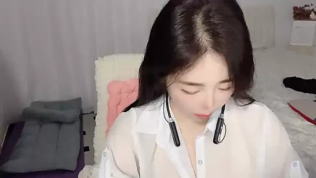 Snapshot of Xiali-166 chatting on November 2025 09:03:02 PM Xiali-166 online show from November 2025 09:03:02 PM