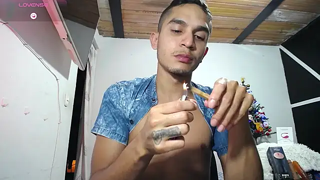 Snapshot of Angel_latinboy chatting on December 2024 01:25:01 AM Angel latinboy online show from December 2024 01:25:01 AM