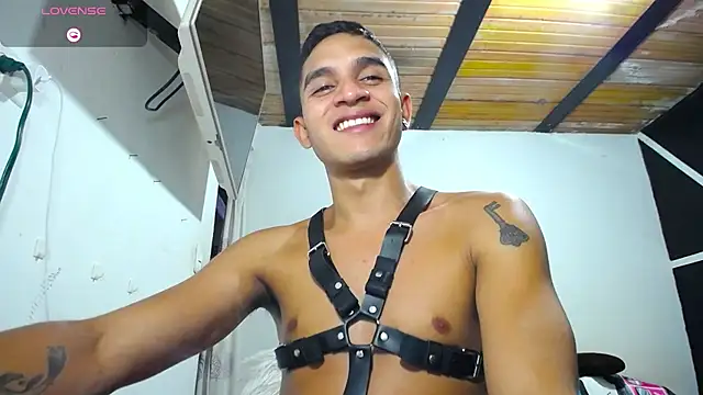 Snapshot of Angel_latinboy chatting on January 2025 10:20:02 PM Angel latinboy online show from January 2025 10:20:02 PM