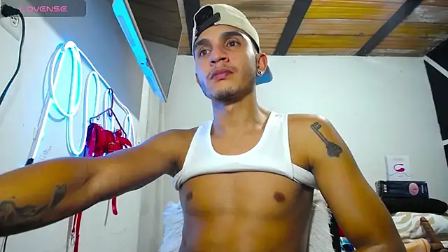 Snapshot of Angel_latinboy chatting on March 2025 01:21:02 AM Angel latinboy online show from March 2025 01:21:02 AM