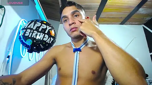 Snapshot of Angel_latinboy chatting on March 2025 10:28:01 PM Angel latinboy online show from March 2025 10:28:01 PM